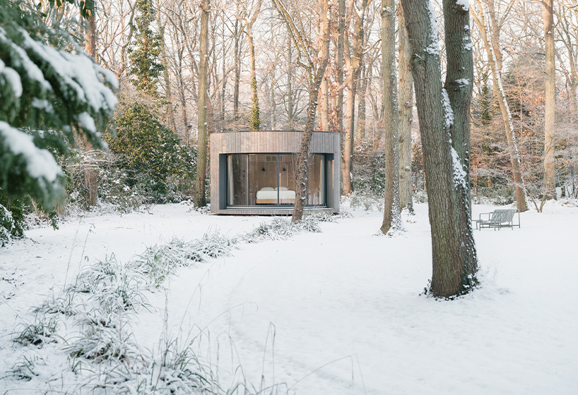 las cabinas circulares de madera lumipod complementan la villa besson en francia