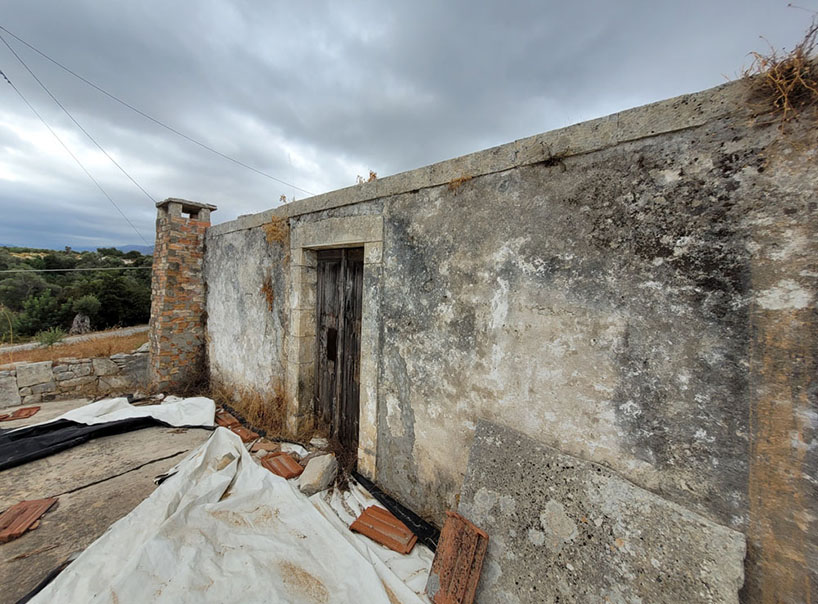 antigua casa de piedra en grecia reutiliza sus materiales originales