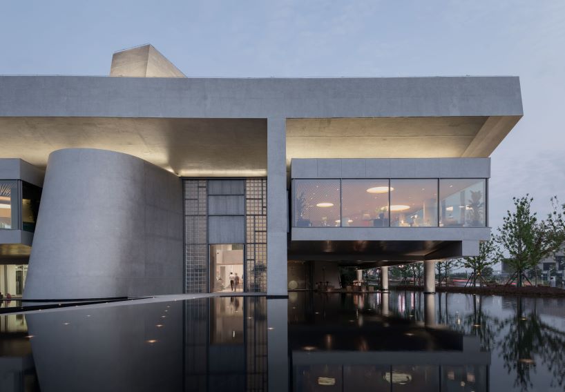 formas abstractas de concreto componen el centro de exposiciones nanjing lishui OCT en china