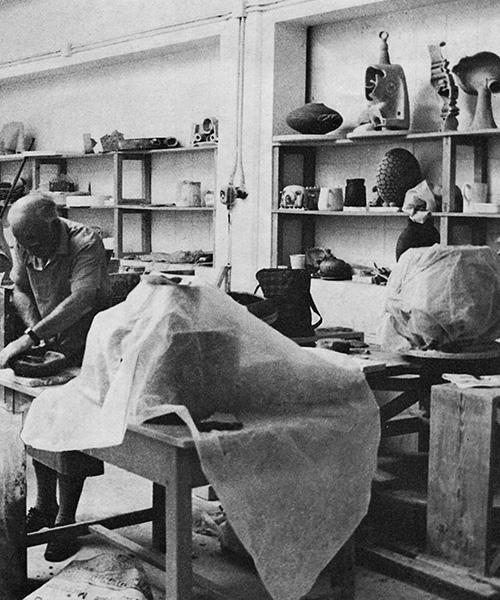 LAUFEN exhibe esculturas del simposio de arte de cerámica gmunden de 1963 - 1969