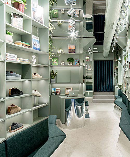 Arquitectos exponen zapatillas deportivas como libros en un showroom de Madrid