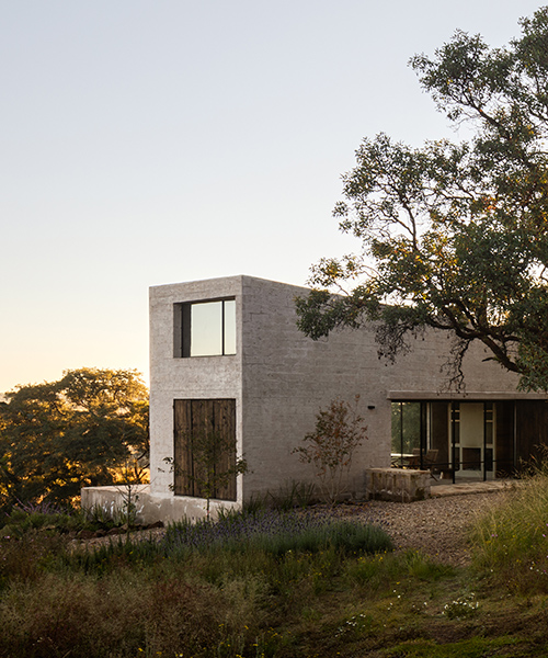 esta casa aislada de PPAA expresa su materialidad cruda en el paisaje de aculco, méxico