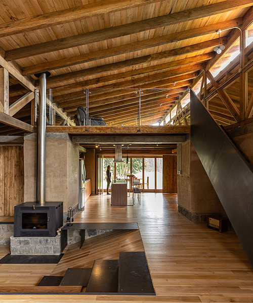 casa lasso por RAMA estudio está construida a partir de tierra apisonada en el ecuador rural