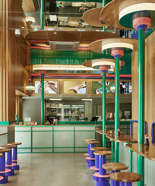 muros color verde alga y tipo bambú revisten el nuevo restaurante kento de masquespacio en españa