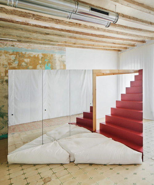 P-M-A-A crea un mueble transformable para un niño dentro de un apartamento en barcelona
