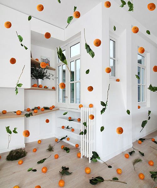 naranjas flotantes inundan los interiores de un departamento de arquitectura al descubierto en madrid