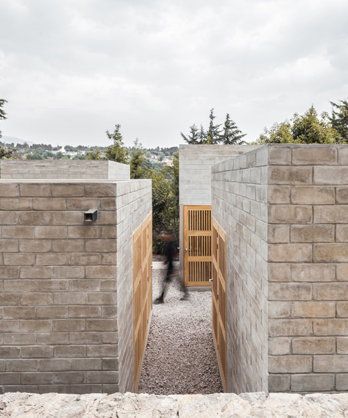 la casa de dosa studio + rojkind arquitectos en méxico combina cuatro cubos con circulación al aire libre