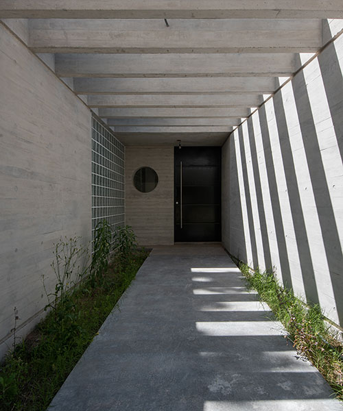 estudio galera construye una composición de volúmenes de concreto a las afueras de buenos aires