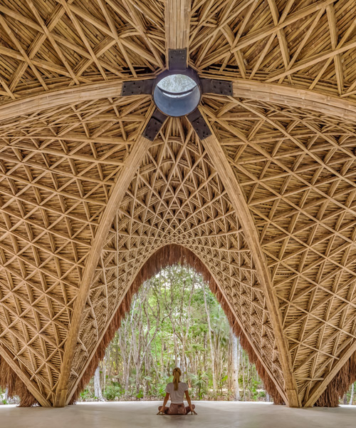CO-LAB diseña el templo LUUM con amplios arcos de bambú