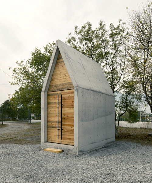 S-AR construye una pequeña capilla en méxico con concreto en bruto y madera
