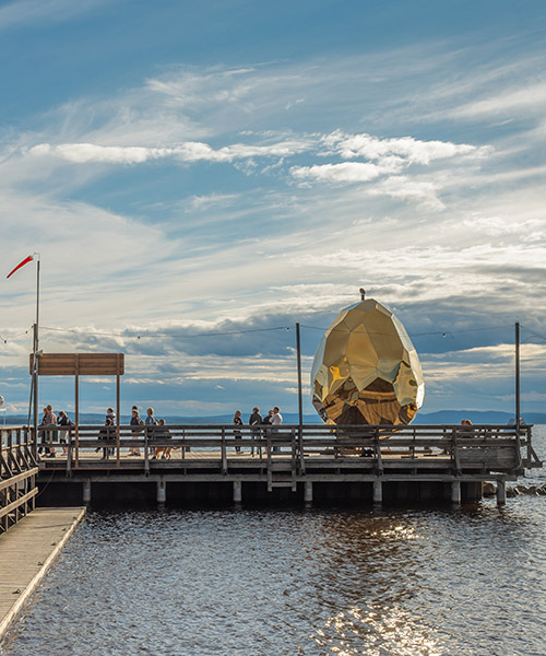 El Solar Egg de Bigert & Bergström, un sauna de espejos dorados, regresa a Suecia