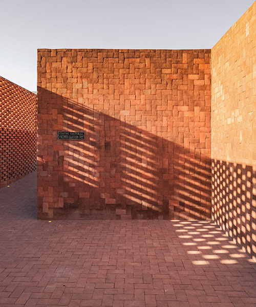 ivan marin arquitectura + doho constructivo construyen centro cultural de ladrillos en méxico