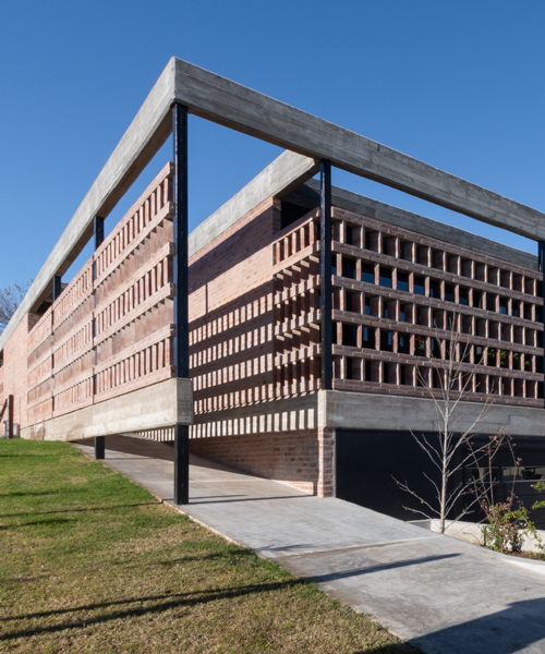 FLV arquitectura envuelve residencia argentina en una fachada de ladrillo perforado