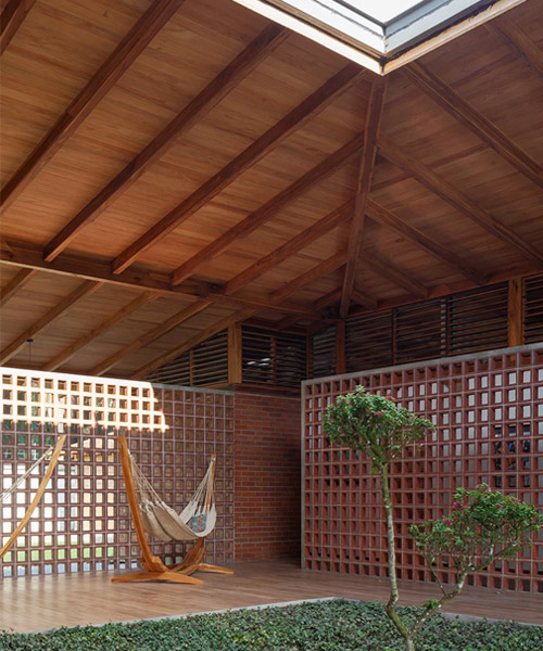 la casa de silencio de natura futura cuenta con un patio central para la meditación en ecuador
