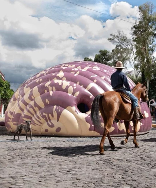 norberto miranda crea enormes frijoles inflables para albergar exposiciones en méxico