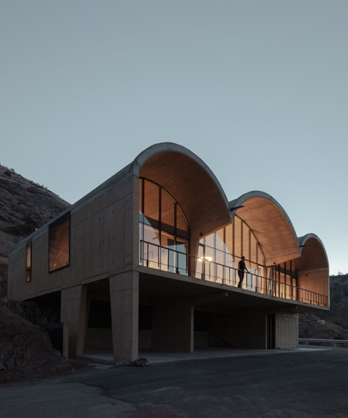 MAPAA arquitectos une tres bóvedas de concreto para crear OFMA una oficina familiar en chile
