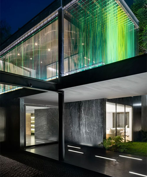 archetonic aplica una capa de cables verdes a la fachada de una casa estudio en la ciudad de méxico