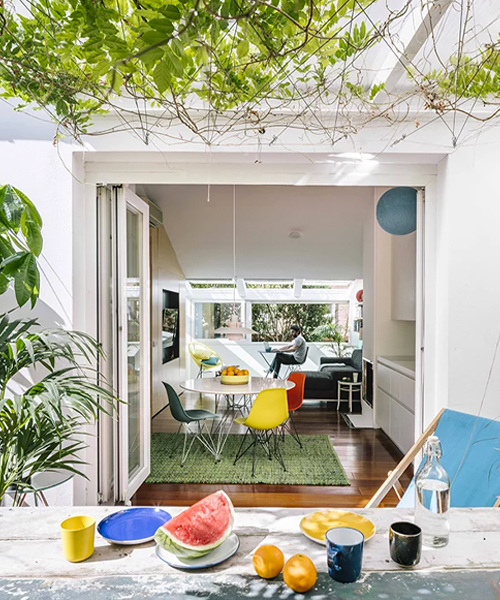 gon architects diseña la G house en madrid con terrazas ajardinadas y toques de color