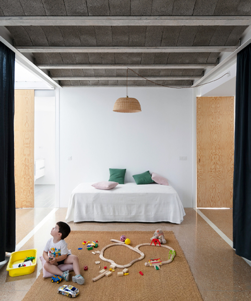 CRUX arquitectos crea espacios luminosos y flexibles para la casa REI en España
