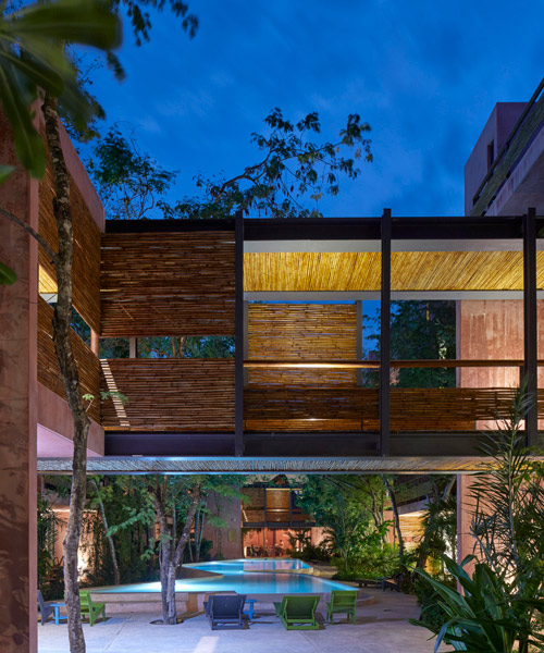 complejo residencial en méxico se pinta de color rosa para contrastar con su exuberante entorno verde