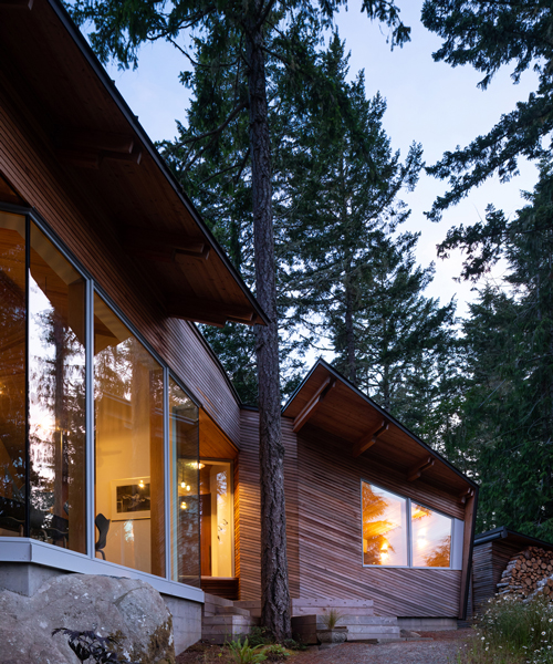 campos studio incrusta la casa sooke en el bosque de una colina rocosa en canadá