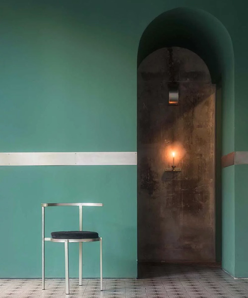 Muros verdes y detalles de zinc amarillo decoran la cafetería Taller Capitán en Uruguay