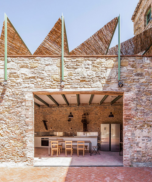 Anna & Eugeni Bach transforman una antigua fábrica de chocolate en España en un cálido y luminoso oasis