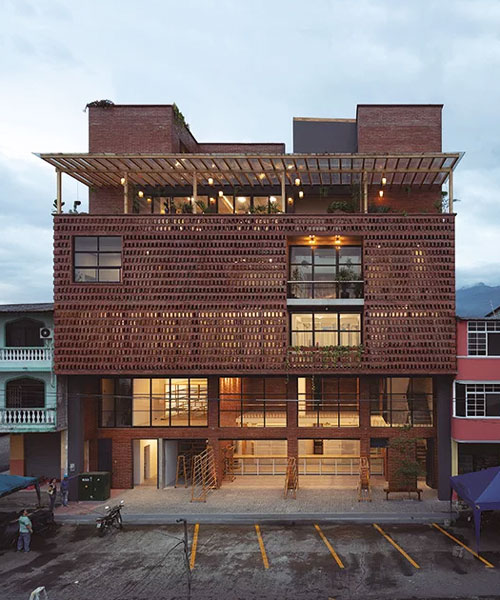 Un envolvente de ladrillo permeable cubre edificio de usos mixtos de Natura Futura en Ecuador