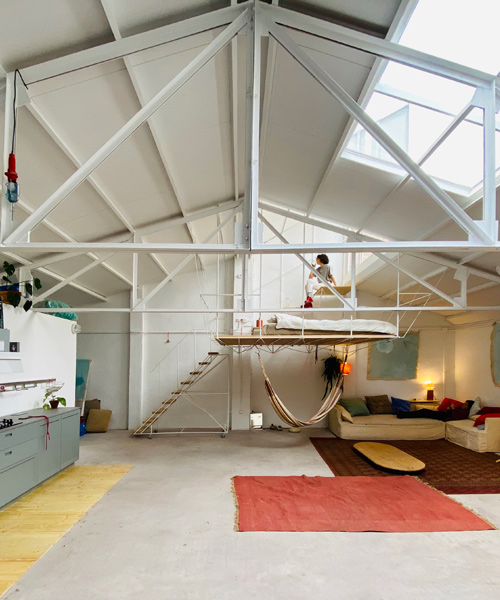 El estudio de la artista en Madrid diseñado por Pía Mendaro tiene una cama suspendida del techo