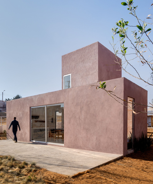 dos volúmenes de adobe rosado forman prototipo de vivienda de bajo costo por PPAA en méxico