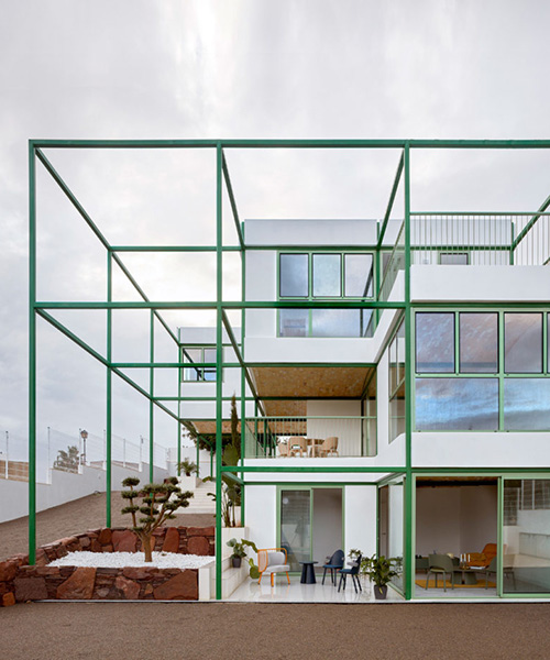 space popular da forma a la brick vault house en valencia, con una cuadrícula modular verde brillante