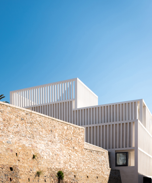 revestido de pilares blancos, el museo de arte contemporáneo de emilio tuñón abre en cáceres, españa