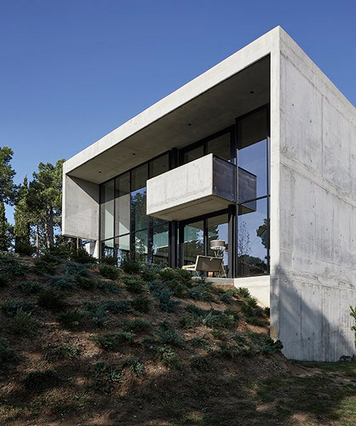 rob dubois articula residencia en barcelona con hormigón pesado y vidrio