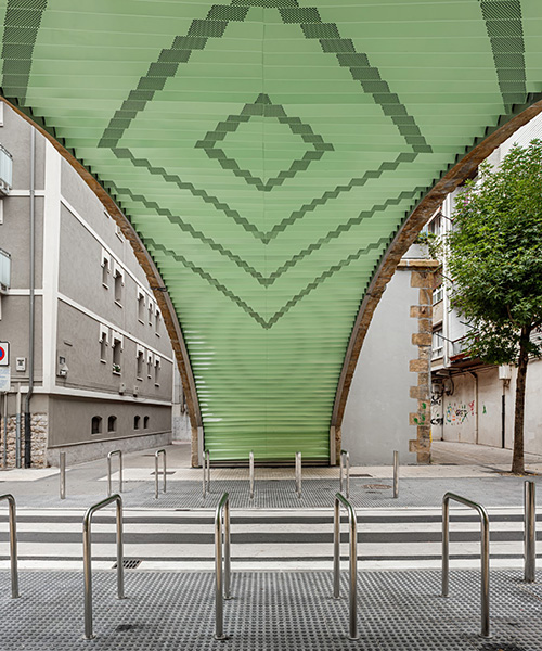 VAUMM reacondiciona arcos ferroviarios con azulejos de color verde menta en españa