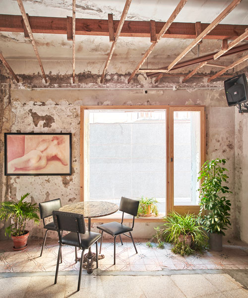 aulets arquitectes + carles oliver tejen un nuevo local de música en un antiguo café de mallorca