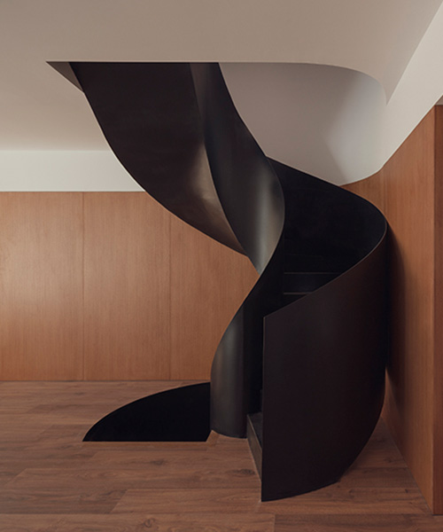 balzar añade una escalera curva escultural a la remodelación de una vivienda en españa