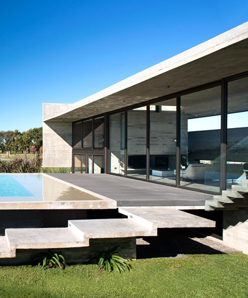 planos horizontales de concreto articulan la casa escobar de luciano kruk en argentina