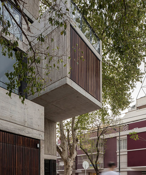 F2M arquitectos eleva un volumen de concreto sobre barrio de buenos aires