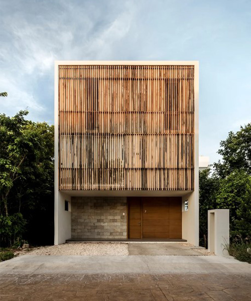 warm architects aplica la madera tropical en la casa 'ciruelo 7' en cancún, méxico