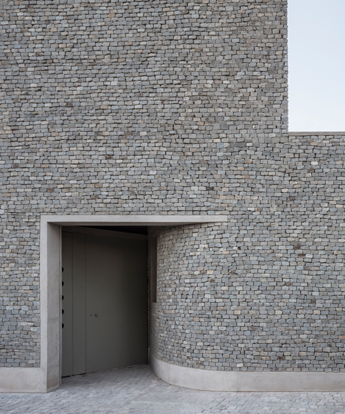 el estudio macías peredo esculpe la entrada tipo fortaleza de la 'privada lomas del valle' en méxico
