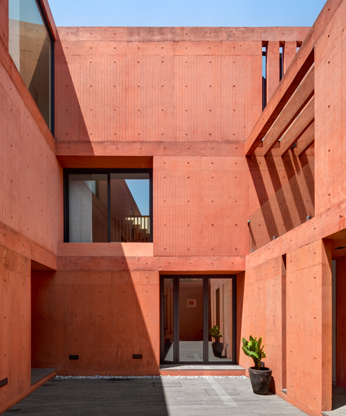 estudio MMX expresa su vibrante casa CVC en concreto pigmentado rojo
