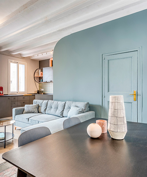insayn design society transforma un antiguo apartamento en un colorido 'piso capuchino' en barcelona