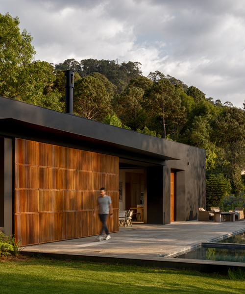 PPAA diseña casa 'las golondrinas' como una composición de geometría negra y de madera