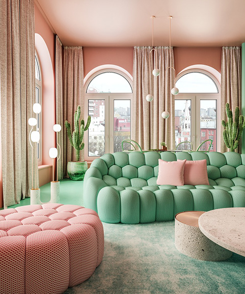 reutov design mezcla tonos rosas y verdes para una propuesta de apartamento en nueva york