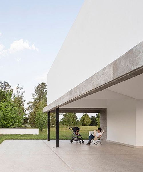 TACADI reinterpreta la arquitectura rural para diseñar una casa en el paisaje argentino
