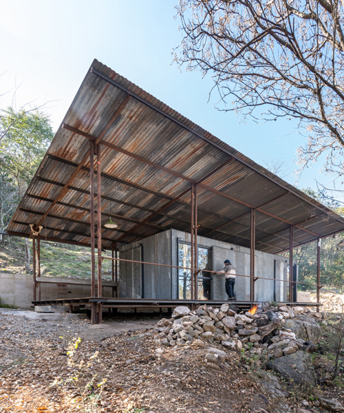 STC arquitectos utiliza tuberías recicladas y láminas de metal para crear un refugio en la argentina rural