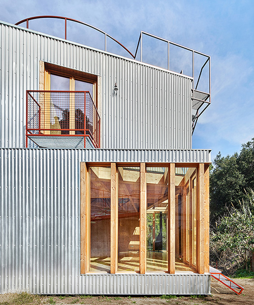 Arquitectura-G envuelve su casa de madera en La Floresta con láminas de acero corrugado
