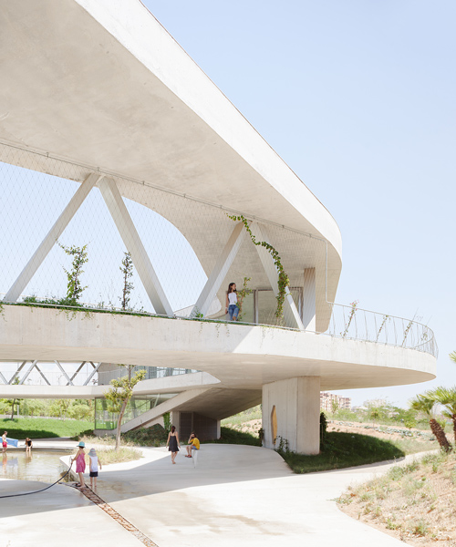 Grupo Aranea eleva parque en Alicante, España con observatorio verde en expansión