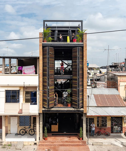 Natura Futura transforma casa en Ecuador en un centro de entrenamiento urbano permeable