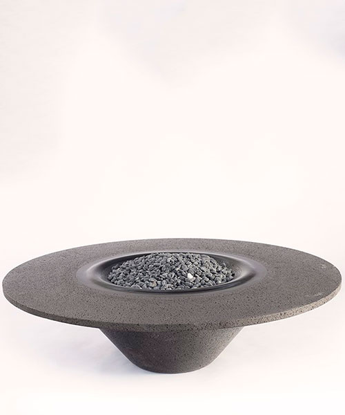 Peca Studio presenta 'Umo Roca' una fogata escultural hecha de piedra volcánica
